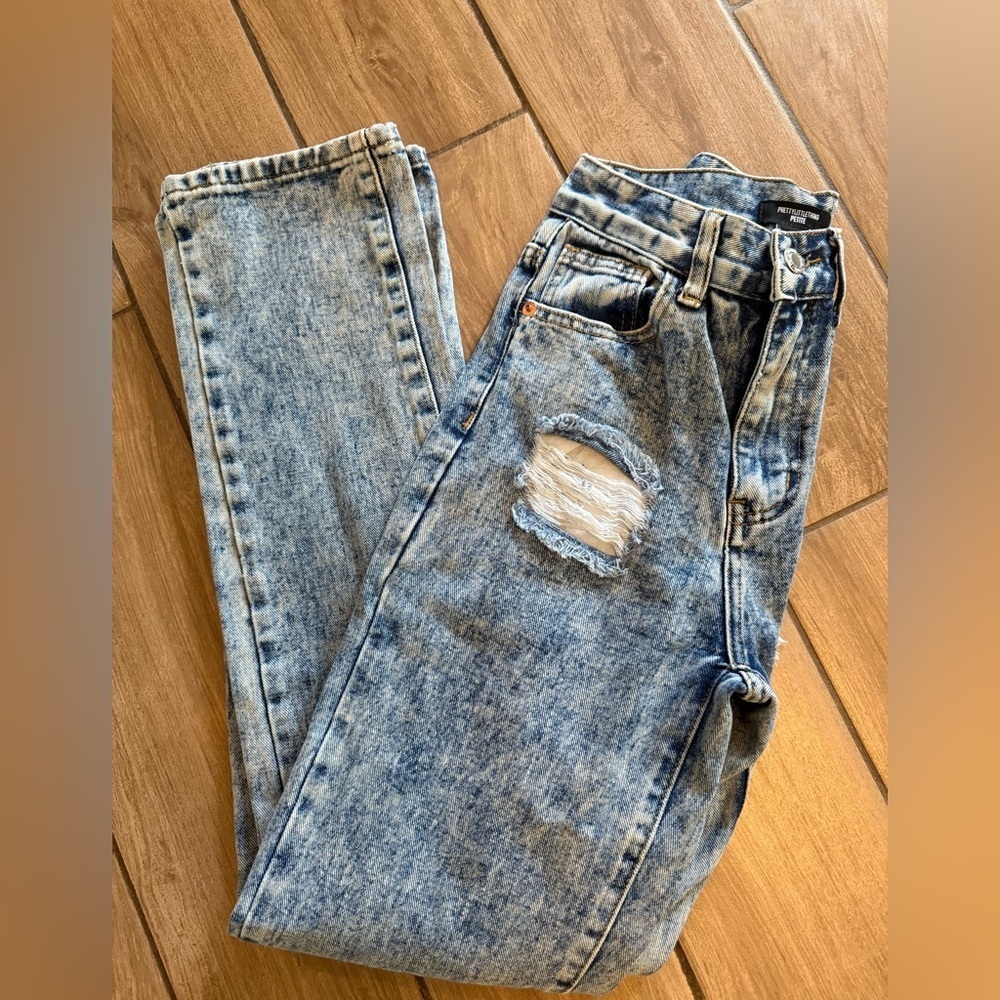 Petite PrettyLittleThing Light Wash Relaxed Holey Jeans